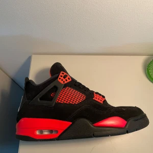 Nike Air Jordan 4 Retro Black/Red - Säljer ett par Nike Air Jordan 4 Retro Black/Red Fick i julklapp detta året men har bara använt dom ca 5 gånger eftersom jag byt stil. Det är storlek 42 i skorna. Lådan till skorna  går också att få, skriv till mig för bilder. 