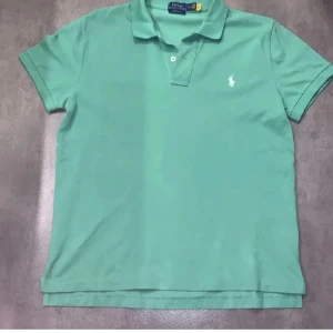 Pikétröja från Polo Ralph Lauren - Snygg grön pikétröja från Polo Ralph Lauren i storlek M