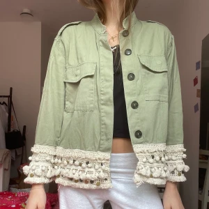 Snyggaste jackan!! - Snyggaste vårjackan från Zara😍💕💕 Storlek M men passar mig som brukar ha XS/S🌸🩷