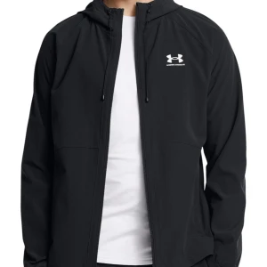 Svart vindjacka från Under Armour - Snygg svart vindjacka från Under Armour med huva och dragkedja framtill. Jackan har en sportig look med logga på bröstet och justerbara snören vid huvan. Perfekt för träning eller vardag.