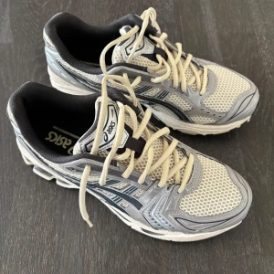 Asics – Gel-Kayano 14 - Hej, säljer mina Asics – Gel-Kayano 14 då dem inte kommer till användning så mycket som jag vill. Dem är inköpta detta år och är i exemplariskt skick! Tyvärr är skolådan och kvittot kvar i USA där jag bor under marjoriteten av året men har köpbevis etc. Nypris - 1,799kr, Strl EU: 43,5, 27,5 CM