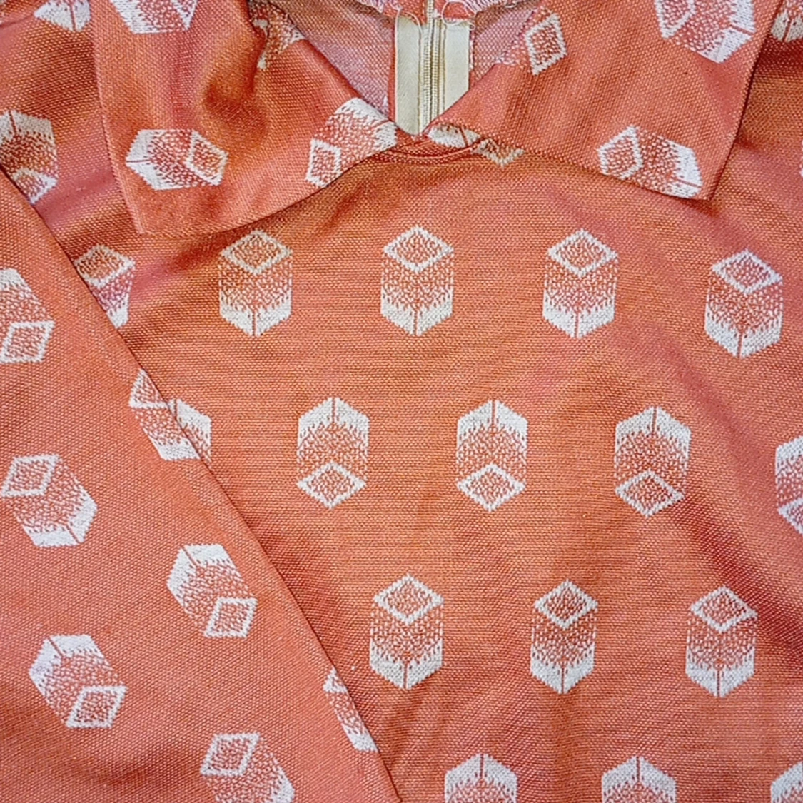 Rostfärgad klänning med geometriskt mönster - 1