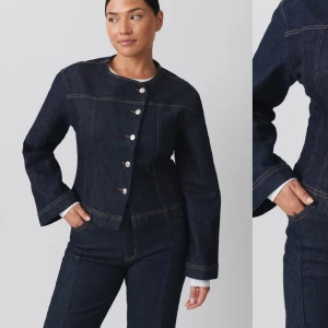 Jeansjacka från Gina tricot  - Säljer den superfina och trendiga och jeansjackan från Gina Tricot. Den är helt oanvänd (endast testad). Var lite för snabb med att klippa bort lappen innan jag insåg att de va samma färg som den jag redan har🫠 Den är lite stretchig i tyget och skulle säga att den passar S/M. Färgen är ”rinse (5751)”. Nypris: 600 Bara att skriva om du undrar något🌸💕⚡️