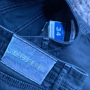Gråa jeans från Jacob Cohën, Bard - Gråa Jacob Cohën jeans i modellen bard. De har stolek 34 men skulle säga att de passar w30-32. Slim fit. De är i mycket bra skick. Hör av dig vid frågor eller prisförslag!