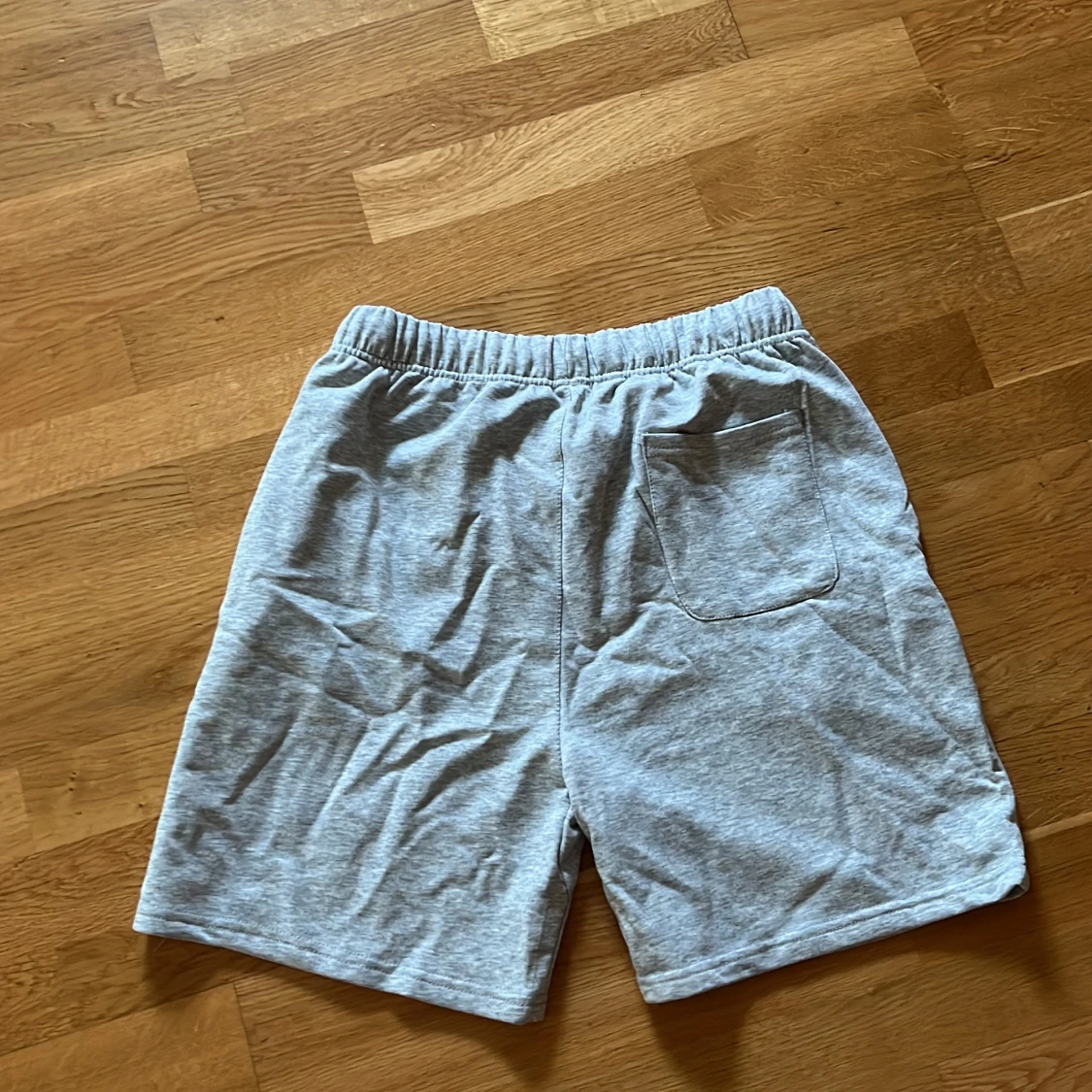 Grå shorts från Essentials  - 3
