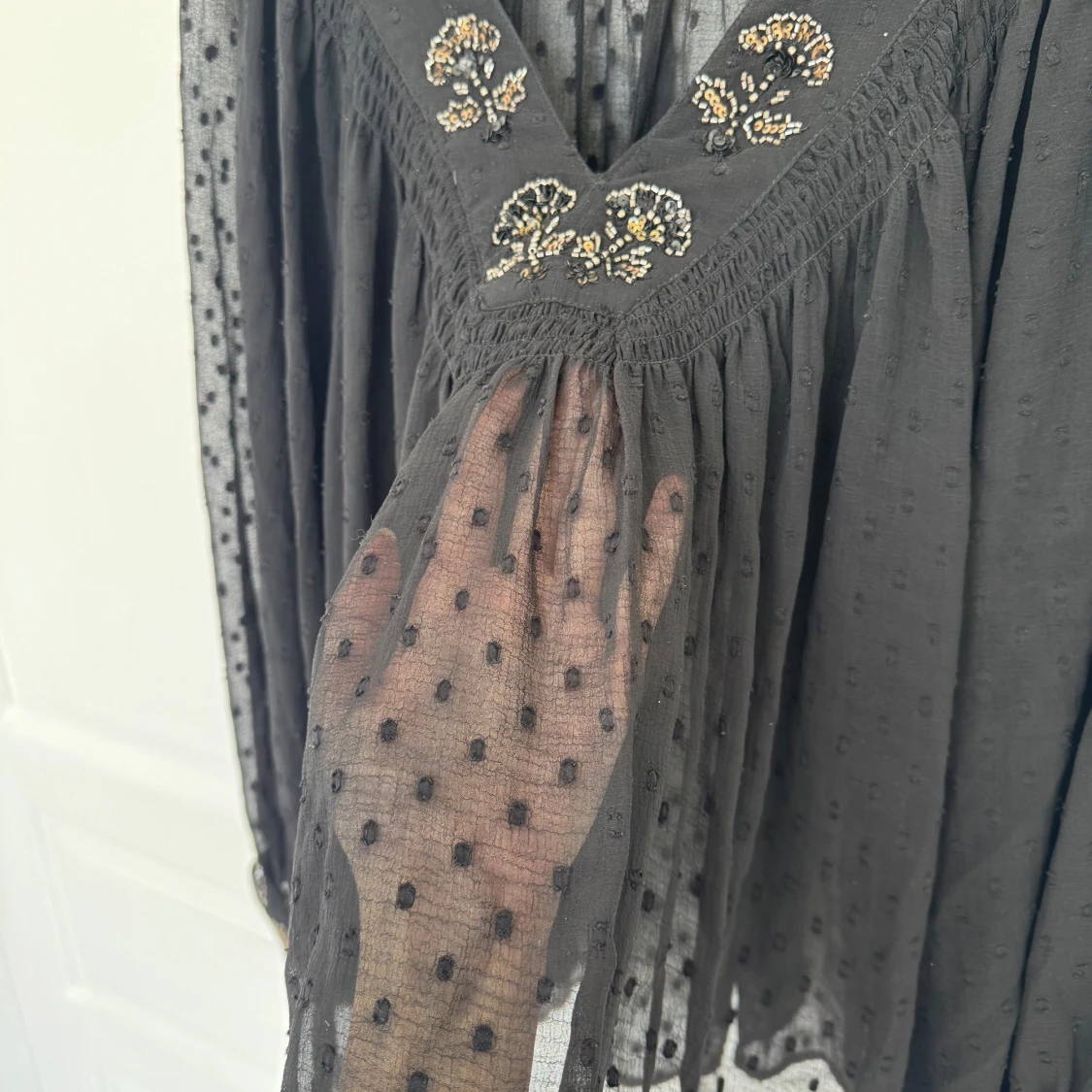 Svart blus med broderade detaljer från Zara - 2