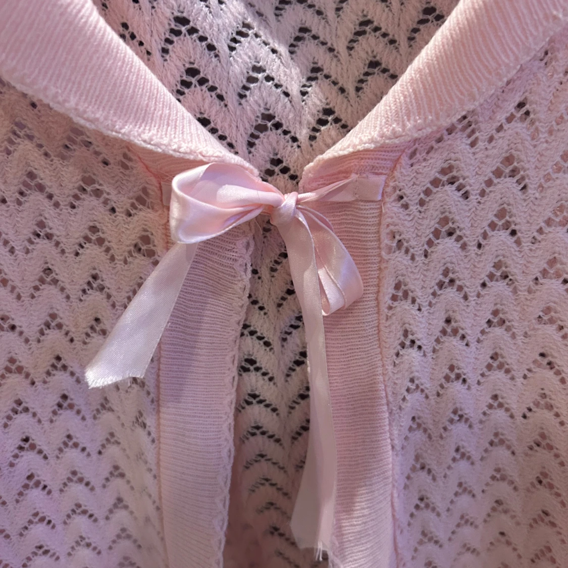 Ljusrosa stickad kofta med rosett från Courtelle - 1