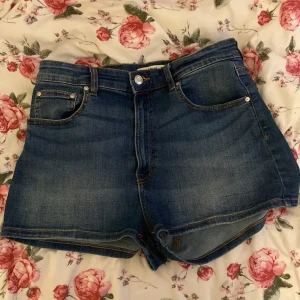 blå jeansshorts från pull & bear - ett par blåa jeansshorts köpt från pull & bear. har haft på mig de flera gånger men de är i bra skick. storlek 40. skriv om du vill diskutera priset.