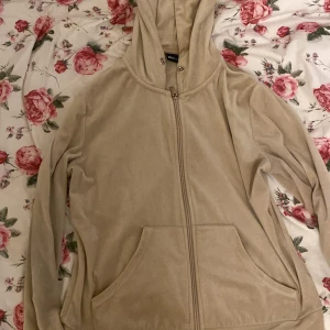 beige kofta med dragkedja från gina tricot - mysig beige kofta  tillverkad i mjukt syntetmaterial från gina tricot med dragkedja framtill och stora fickor. har haft på mig den 3-4 gånger så den är fortfarande i väldigt bra skick :) skriv om du vill diskutera priset