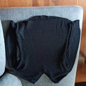 Svart ribbad stickad tröja från Amisu stl L  - Säljer en svart stickad tröja från Amisu med ribbad struktur. Tröjan har lång ärm och en klassisk passform, perfekt för lager-på-lager. Enkel och stilren design som passar till det mesta.