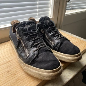 Svarta sneakers med dragkedja från Giuseppe Zanotti - Riktigt feta skor. De är lite smutsiga och hålen är lite dålig. Syns dock inte med byxor på vilket jag förmodar att man har på sig med dem. Rikgit feta storlek 43. 