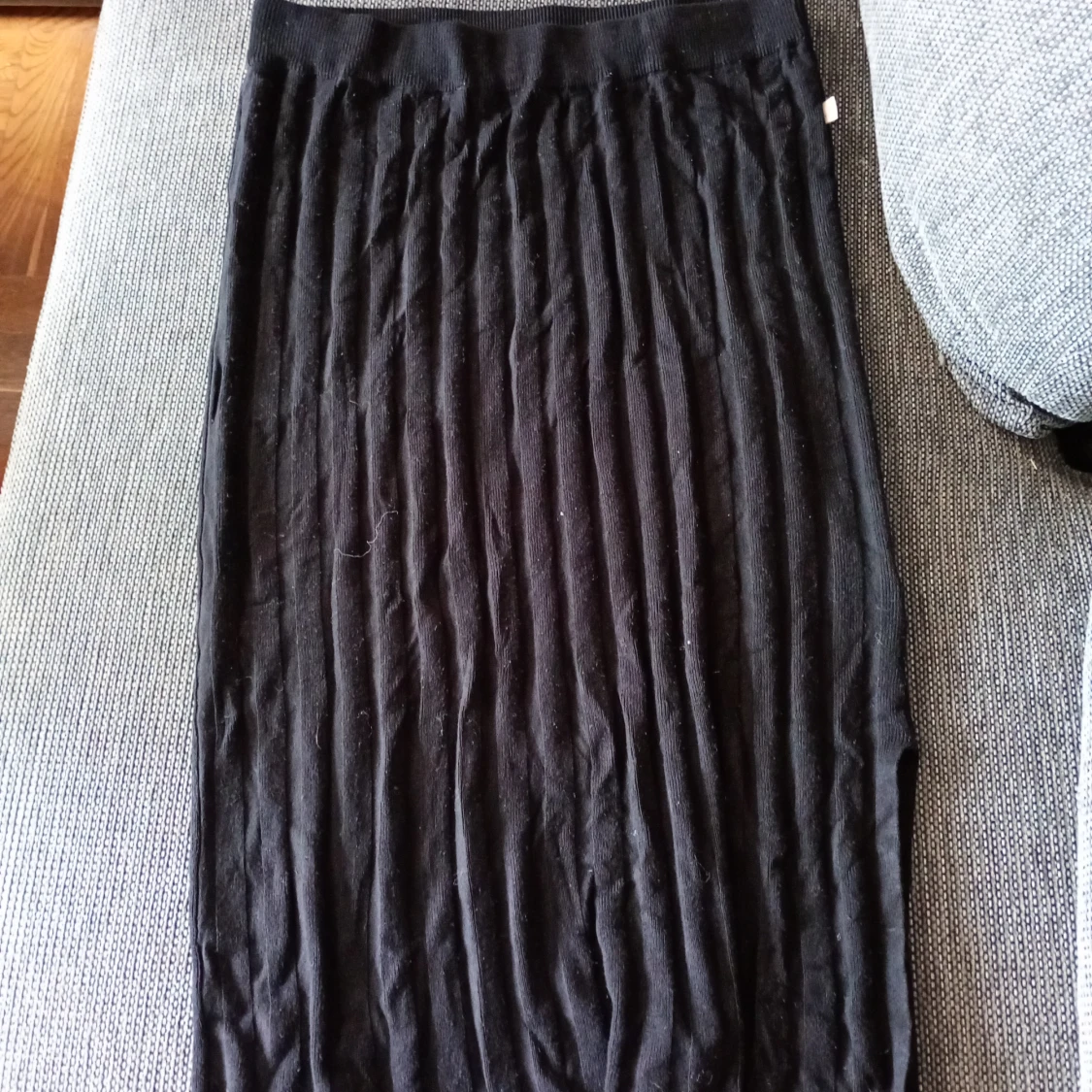 Svart ribbad långkjol stl M  - 1