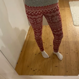 Julbyxa - Säljer ett par trendiga jul tights från rusta! Super sköna, juliga och trendiga. Passar både på jul och annars. Sköna som mjukis😊