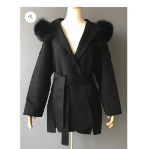 Svart kappa från furstockholm - Snygg svart kappa köpt från furstockholm, i storlek S💕 den är som ny