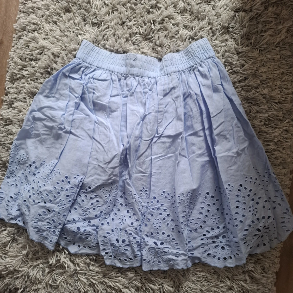 Ljusblå kjol med broderade detaljer - 1