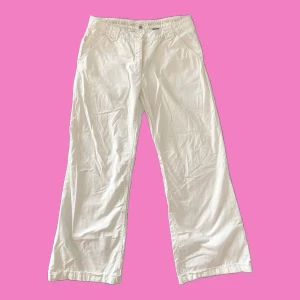 Y2K vida byxor från Street One - Superfina lågmidjade byxor från Street One med raka ben och fickor både fram och bak🌷 Byxorna har normal passform och stängs med knapp och dragkedja. Knappar på baksida fickor saknas. Perfekta till varmare dagar och enkla att matcha med olika toppar☀️ 100% bomull                       Mått: Midja 40cm Innerbenslängd 75cm