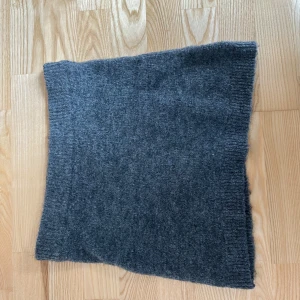 Grå stickad kjol från Gina Tricot- premium quality - Grå snygg stickad kjol från Gina Tricot. Helt ny så i nyskick, strl S, går även att anväbda som tubtopp