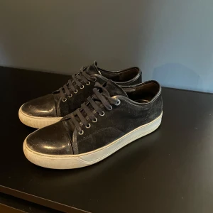 Navy Lanvin - Tja, säljer dessa stilrena Lanvins i en mörkblå färg. Riktigt snygga nu inför varmare väder då de är i använt men bra skick! Skorna är i UK: 6 vilket passar mig som har EU: 41 perfekt. Liten defekt på tån vilket framhävs på bild 3. Detta märks dock ej i verkligheten! Nypris runt 6000 kr, mitt pris 2499. Hör gärna av dig innan köp eller vid andra frågor👊 