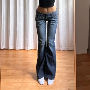 Lågmidjade bootcut jeans - Vintage från Only💓midja 39 innerben 79 jae 165