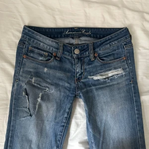 American Eagle jeans - Jättesnygga lågmidjade American Eagle jeans! Omsydda nere vid benen, skriv om ni vill ha fler tydligare bilder! 💞 Midjemåttet: 36cm Innerbenslängden: 81cm, storlek 0 i byxorna men skulle säga S