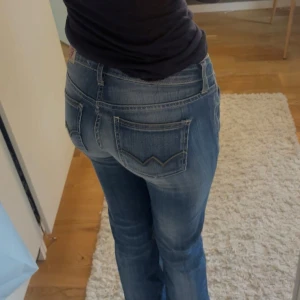 Vintage jeans - Snygga lågmidjade jeans! Ihopsydda vid ena fickan men inget man tänker på när de sitter på! 