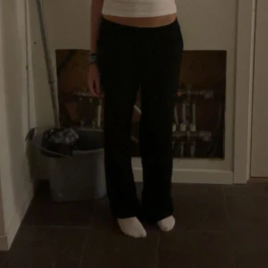 Svarta linnebyxor  - Svarta linnebyxor med låg midja. I storlek xs från H&M