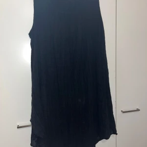 Kesämekko - Musta ihana kesämekko. Muuten hyvä kuntoinen, mutta toisessa kainalossa pieni repeämä. Koko one size. Kaikai n 58cm, pituus n 98cm. Kissatalous MMM, lisätietoja saa kysymällä Katsothan myös muut ilmoitukseni Mikäli hinta ei miellytä tarjoa rohkeasti