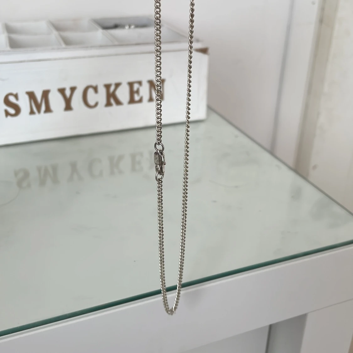 Silverfärgat halsband med kedjedesign - 4