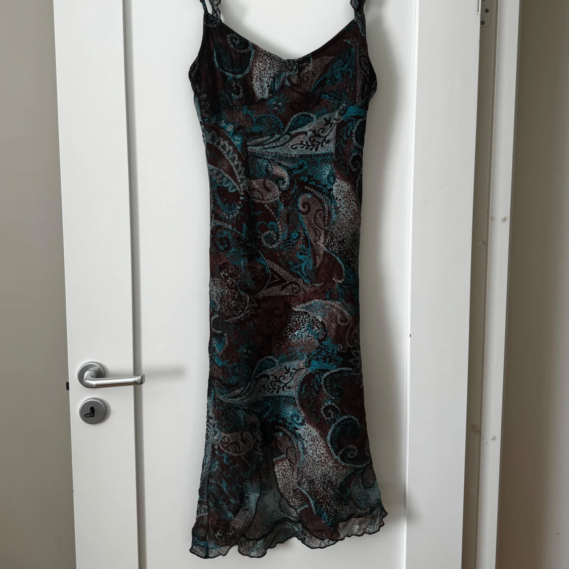 Mönstrad långklänning med tunna axelband