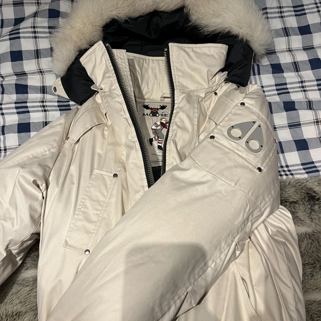 Vit dunjacka med pälskrage från Moose Knuckles - 1