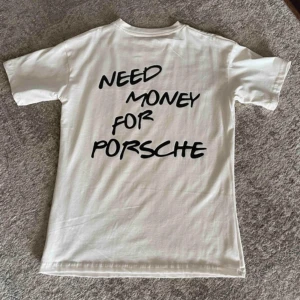 Need money for Porsche  - Säljer denna riktigt feta och trendiga tischan💯💯skick 10/10 såklart och storleken är m kolla gärna in profilen för liknande produkter👍