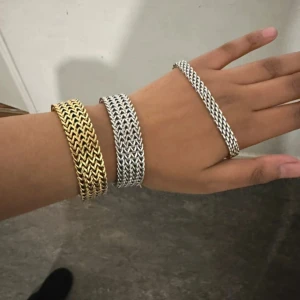 Edbald smycken  - Tre styckna Edbald armband. De tjocka är i storlek s på båda och kostar 599kr/st och den smala är i storlek S och kostar 499kr. Sammanlagt blir det 1697kr