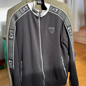 EA7 Tröja - En tröja som är perfekt till sommaren som inte är för varm men inte för kall på kvällen heller. 
