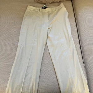 Beiga linnebyxor - Snygga beiga linnebyxor som aldrig är använda🩷