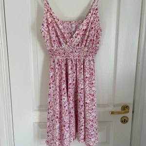 Blommig sommarklänning - Söt blommig klänning, aldrig använd då den är för liten i bysten för mig. Storlek M men passar mer S