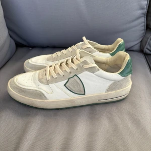 Philippe Model - Philippe Model west mixage. Storlek 44. Mycket bra skick, använda endast ett fåtal gånger. Nypris cirka 3000kr