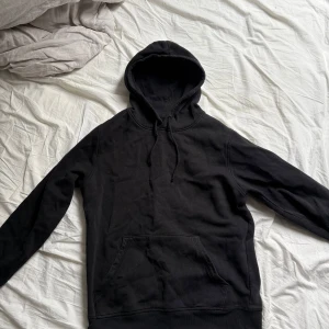 Pop Smoke hoodie - Säljer en svart pop smoke hoodie som har använts ca 7-8 gånger. Hoodien är väldigt bekväm att ha på sig och passar till det mesta. Hoodies storlek är M (Medium) men den passar som S (Small) också. Priset går att diskuteras!