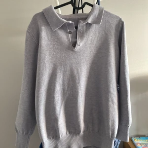 Ljusgrå  merinoull långärmad pikétröja  - Tja folket! Jag Säljer en riktigt schysst  stilren ljusgrå merinoull  pikétröja i storlek XS men skulle kunna passa S,  med långa ärmar samt en  klassisk krage. Tröjan har knappar vid halsen och breda ribbade muddar vid ärmslut och nederkant. Perfekt för en avslappnad men ändå uppklädd look. Skriv dm ifall ni vore intresserade 👍.