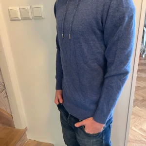 Kashmir hoodie  - Blå kashmir hoodie i storlek M helt oanvänd 