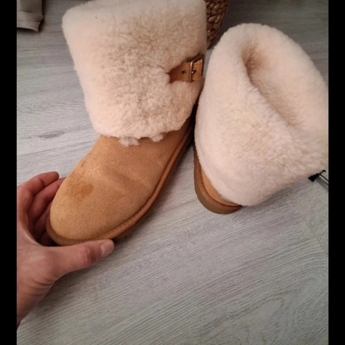 Beiga UGG boots med fårskinn och spänne - 1