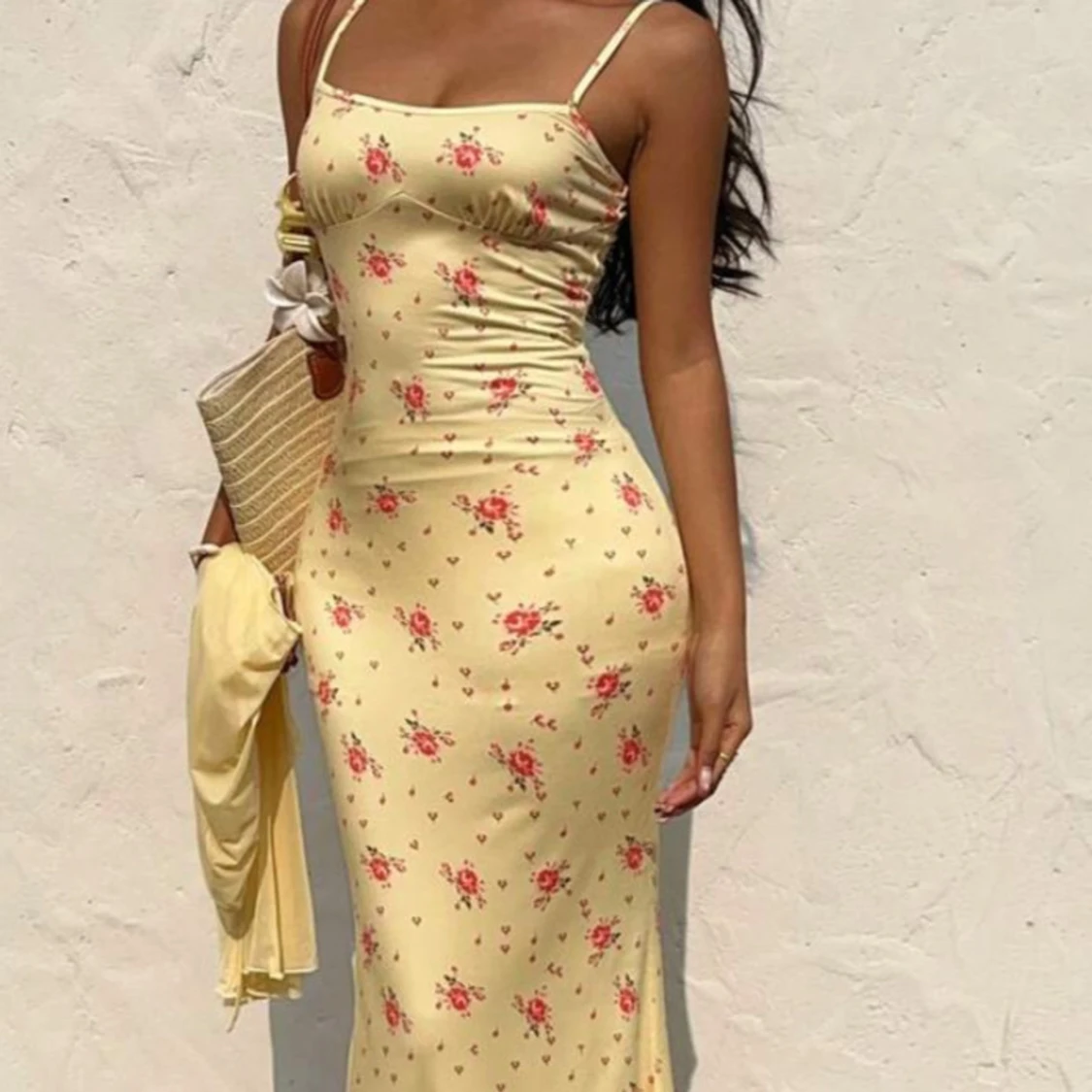 Gul blommig långklänning med smala axelband