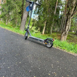 E-WHEELS v2 E2S long range - Upptäck friheten med denna el-scooter! Perfekt för dig som vill ta dig fram snabbt och smidigt i stan eller på landet. Tydlig display visar hastighet upp till 30 km/h. Snygg, modern design och passar både till skola och fritid. Den tvättas innan den skickas vid köp!