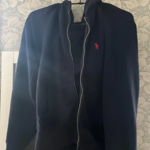 Ralph Lauren Zip hoodie - Säljer nu min älskade zip hoodie från Ralph Lauren! Säljer eftersom att jag inte använder den längre, köptes på deras hemsida för drygt ett år sedan❤️har för mig att vi köpte den för 800, men säljer endast för 200!