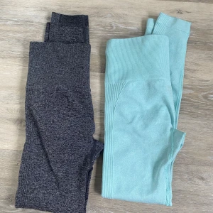 Två par leggings i mörkgrå och ljusblått - Säljer två par träningstights. Tillverkade i stretchigt material som sitter tight och bekvämt. Båda i storlek S 