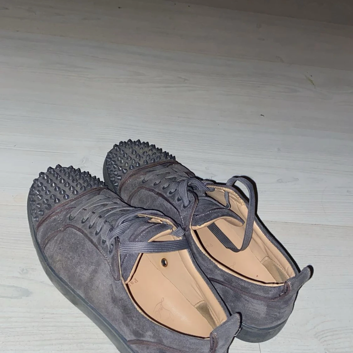 Gråa loubs med nitar och röd sula - 1