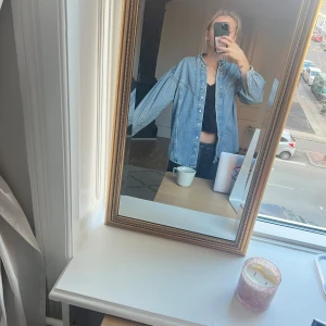 Ljusblå jeansjacka med puffärm - Säljer en ljusblå jeansjacka från Zara med puffiga ärmar . Jackan har knappar framtill och är stel 164 cm från kids så passar en 34a!