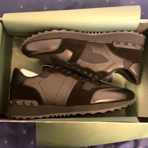 Valentino Rockrunner - Säljer dom här feta Valentino Rockrunners i Svart i storlek 43. |  Inga byten  |   1    :    1    | Det bara skriva vid frågor eller något annat! 