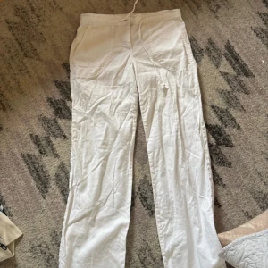 Vita linnebyxor  - Säljer dessa vita linnebyxor i mycket bra skick, de är endast använda ett fåtal gånger. Säljer pågrund av att de är för stora för mig och det är därför jag har vikit ner dem en gång i midjan på första och andra bilden.🩷 storlek 34 
