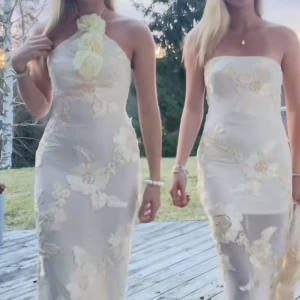 Ljusgul oanvänd  långklänning med blommor - Säljer en jätte fin ljusgul långklänning som jag bara har provat så helt oanvänd. Lånad förstabild. 