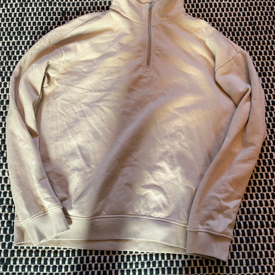 Beige sweatshirt med halv dragkedja